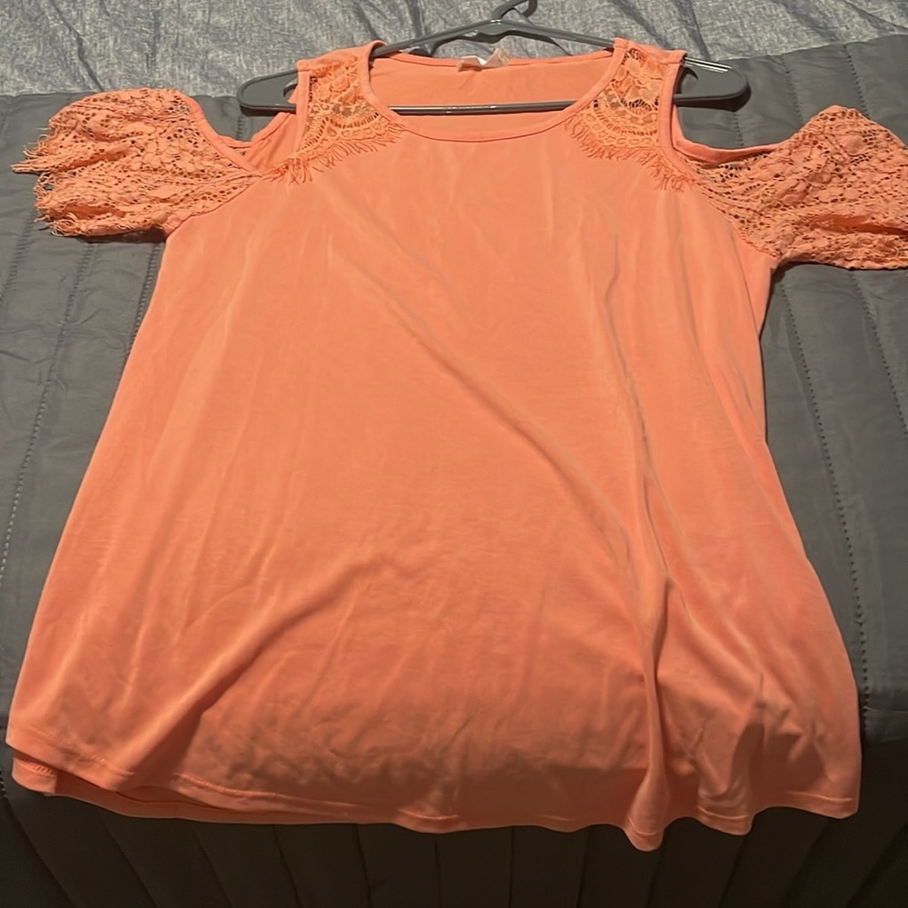 Sz L open shoulder top.